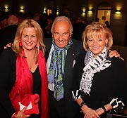 Hofbräuwirt Günther Steinberg mit Frau Margot (r.) und Tochter Silja Schrank-Steinberg @ Cabaret Premiere im Deutschen Theater (©Foto: Martin Schmitz)